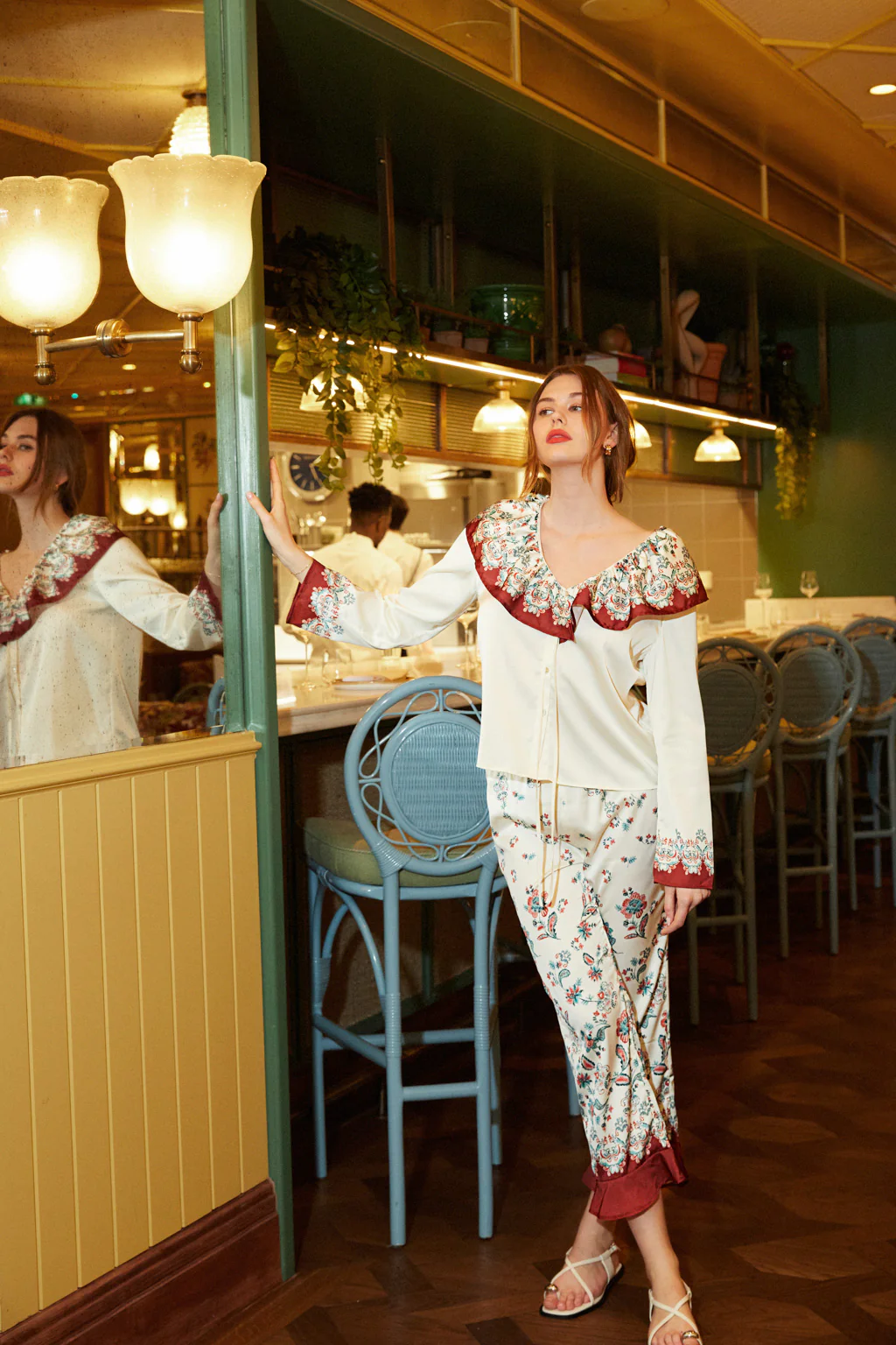 Chemise à col large à imprimé - fleur vintage – Image 8