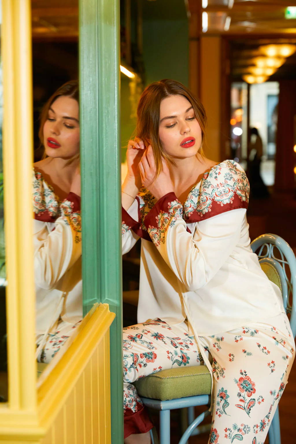 Chemise à col large à imprimé - fleur vintage – Image 7