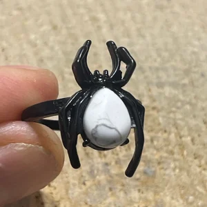 Bague Araignée en Howlite, Taille 53-59 (réglable)