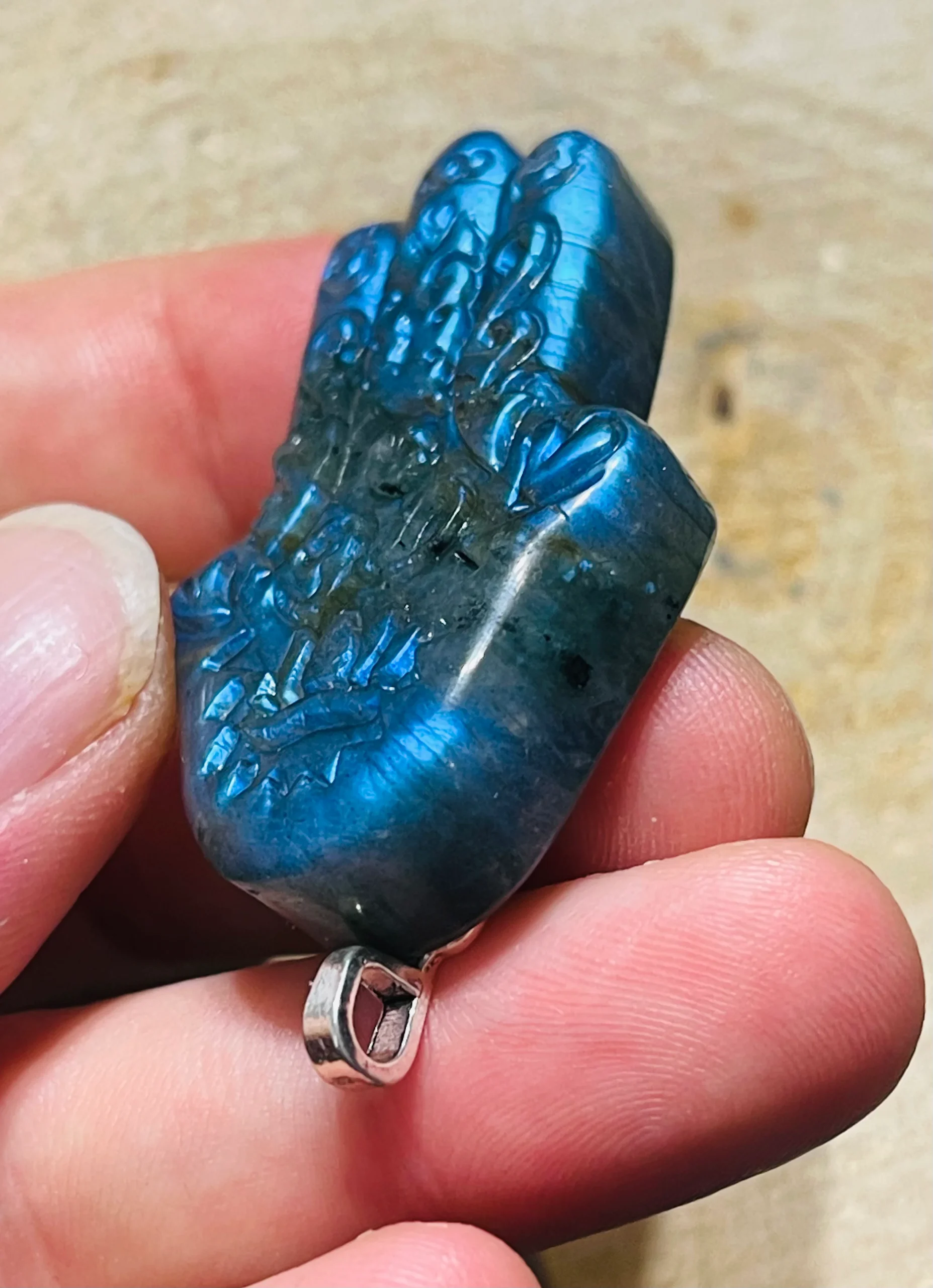 Pendentif en Labradorite en forme de Main OM lotus – Image 3