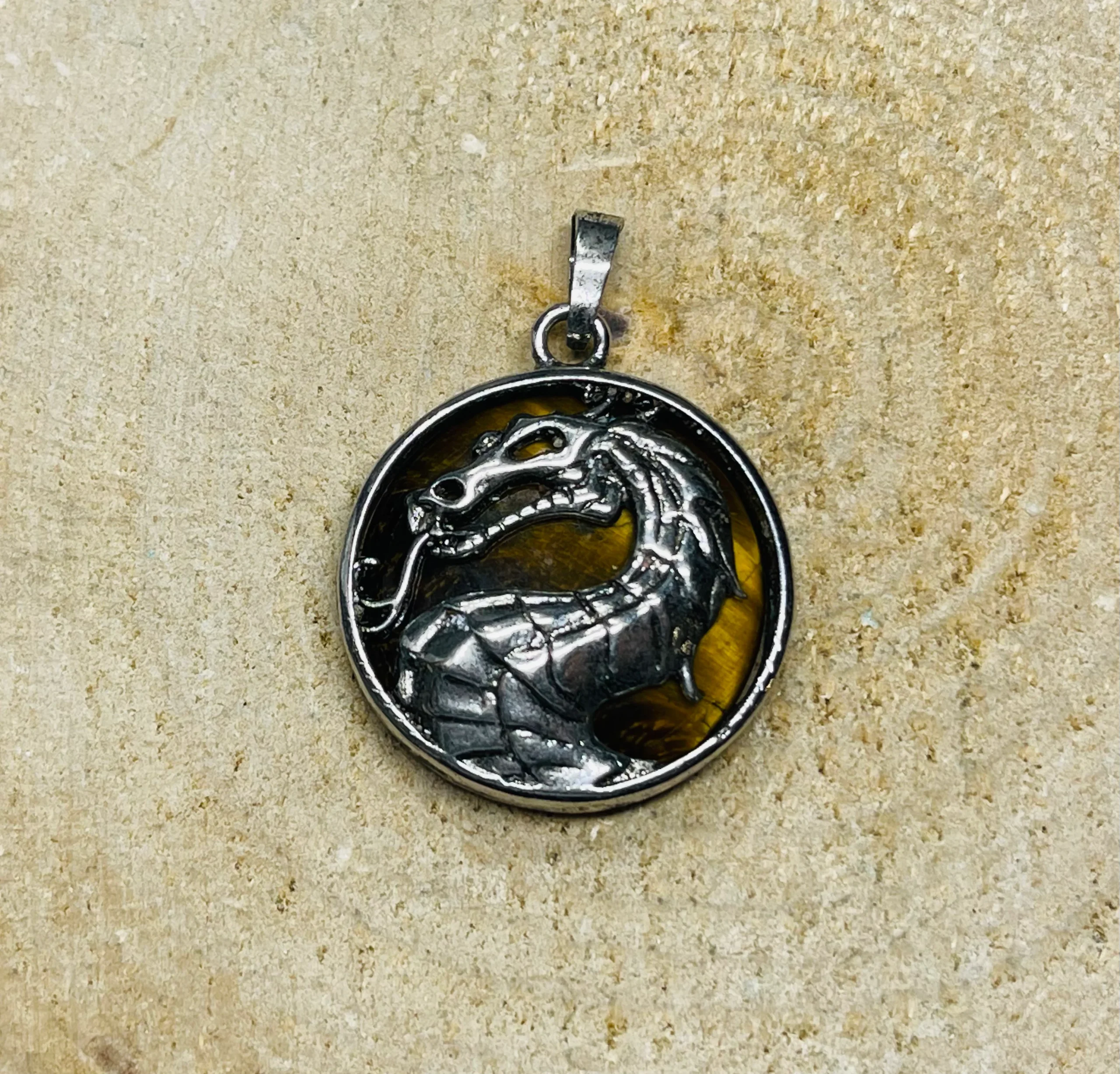 Pendentif en Oeil de tigre avec Dragon