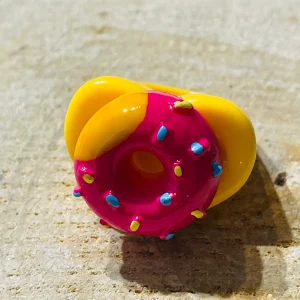 Bague en résine avec donut rose et jaune