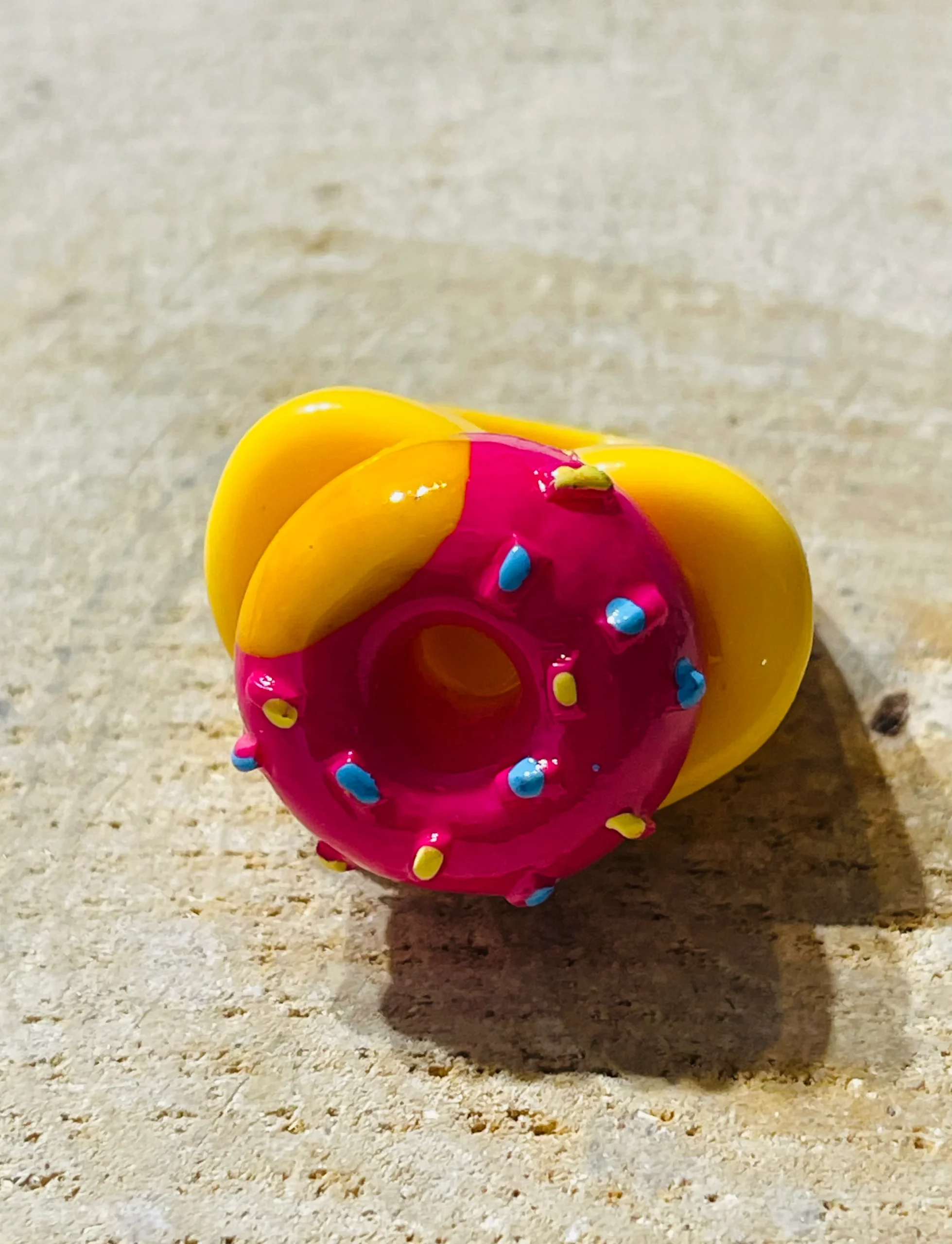 Bague en résine avec donut rose et jaune – Image 2