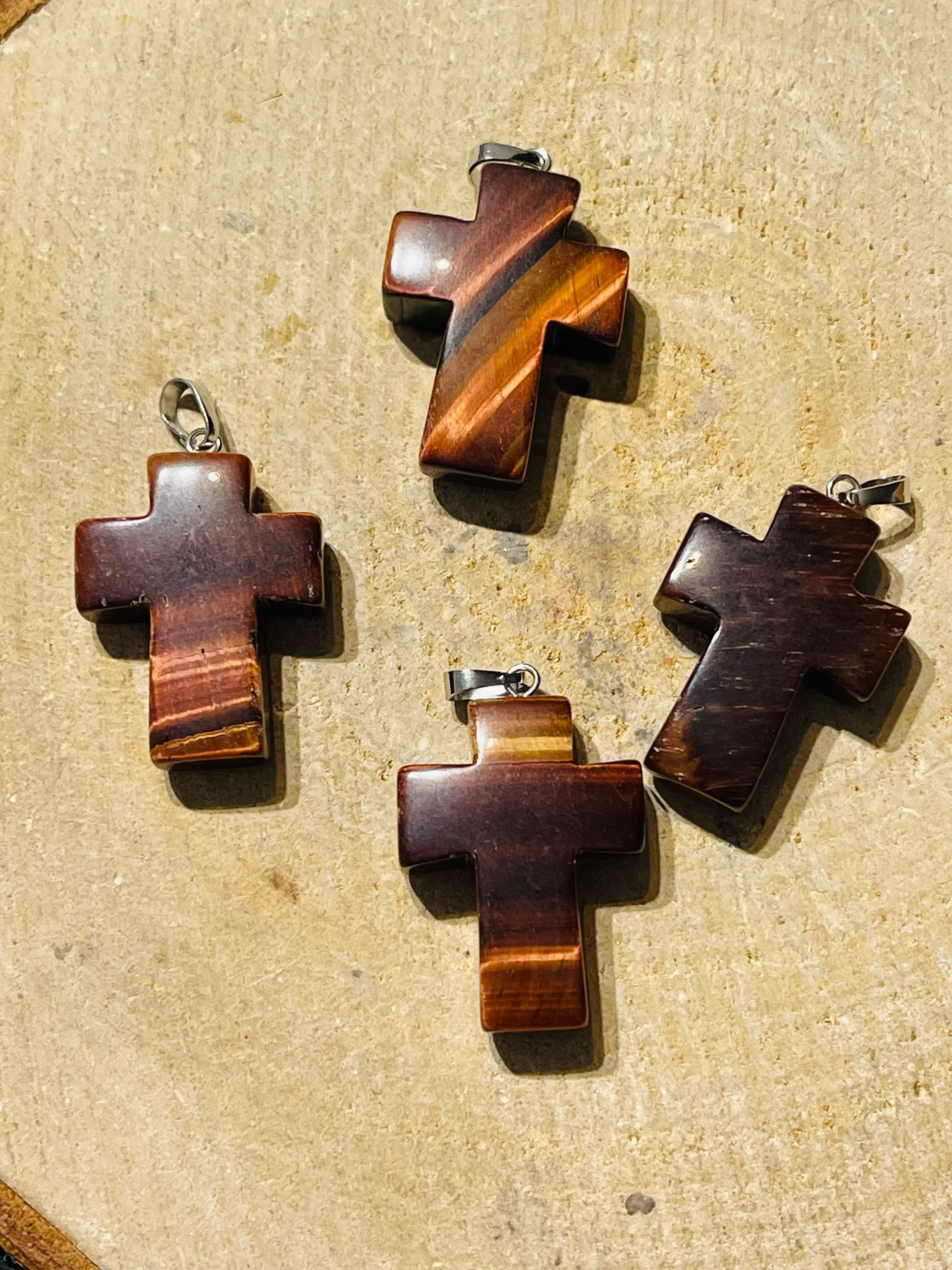 Pendentif en oeil de taureau en forme de croix