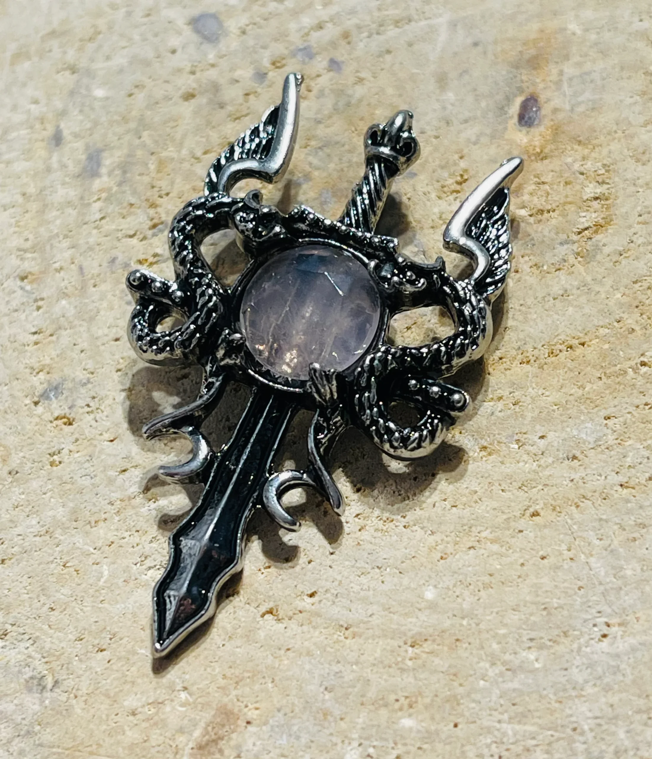 Pendentif épée dragons serti d'un quartz rose – Image 3