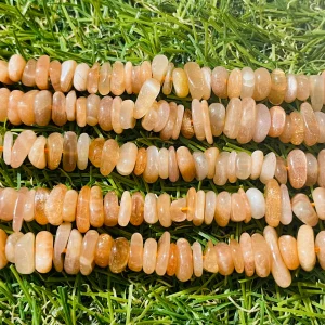 Perles naturelles chips / pépites en Pierre de Soleil en 5-14 mm (fil de 40 cm)