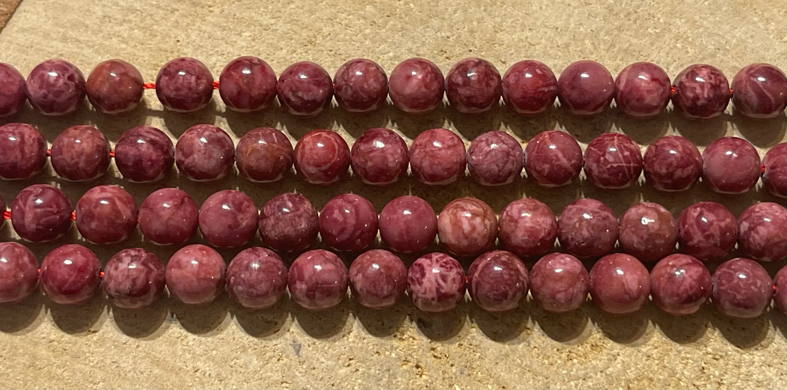 Perles naturelles en Marbre rouge / bordeaux en 8 mm