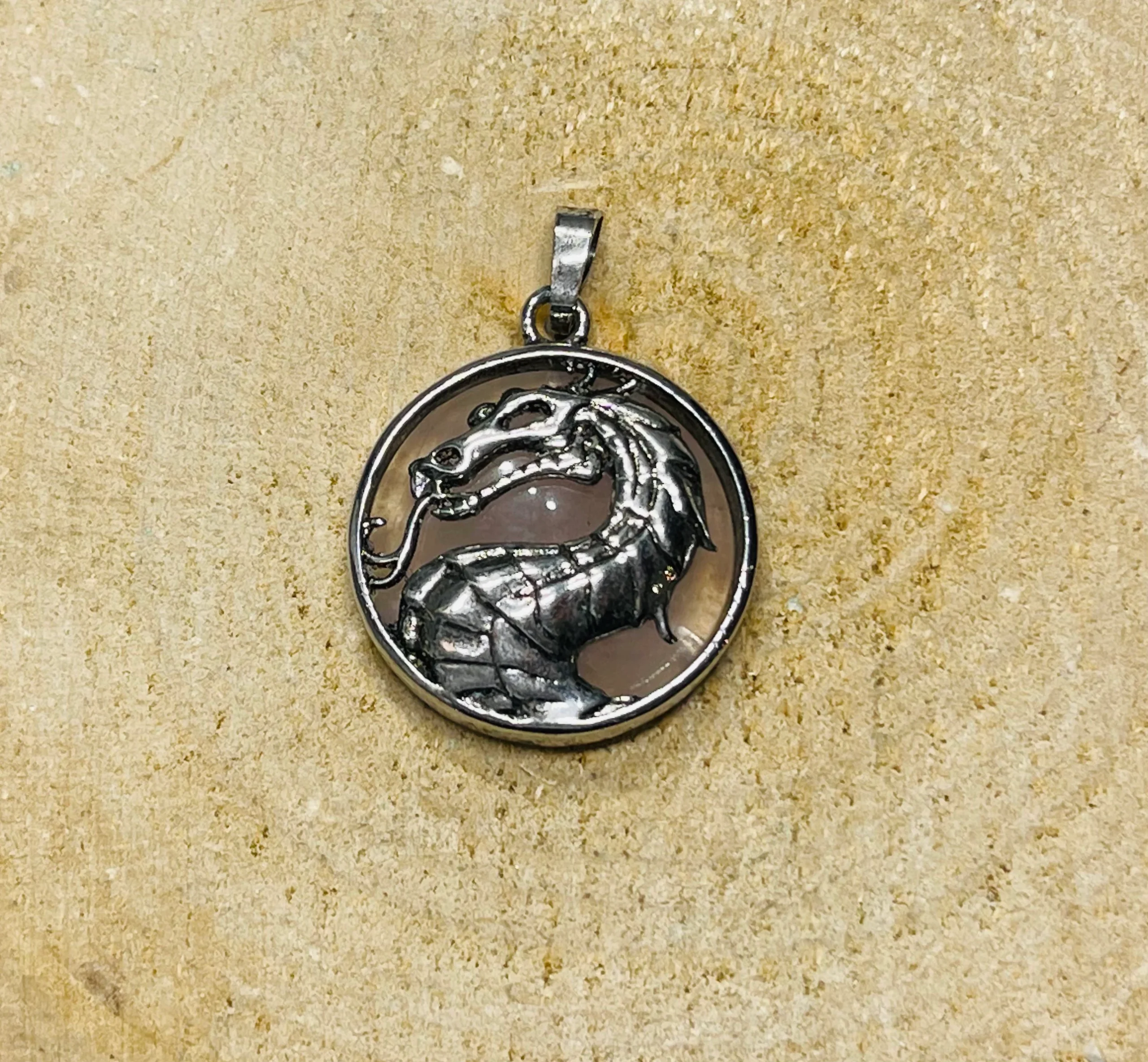 Pendentif en Quartz rose avec Dragon – Image 2