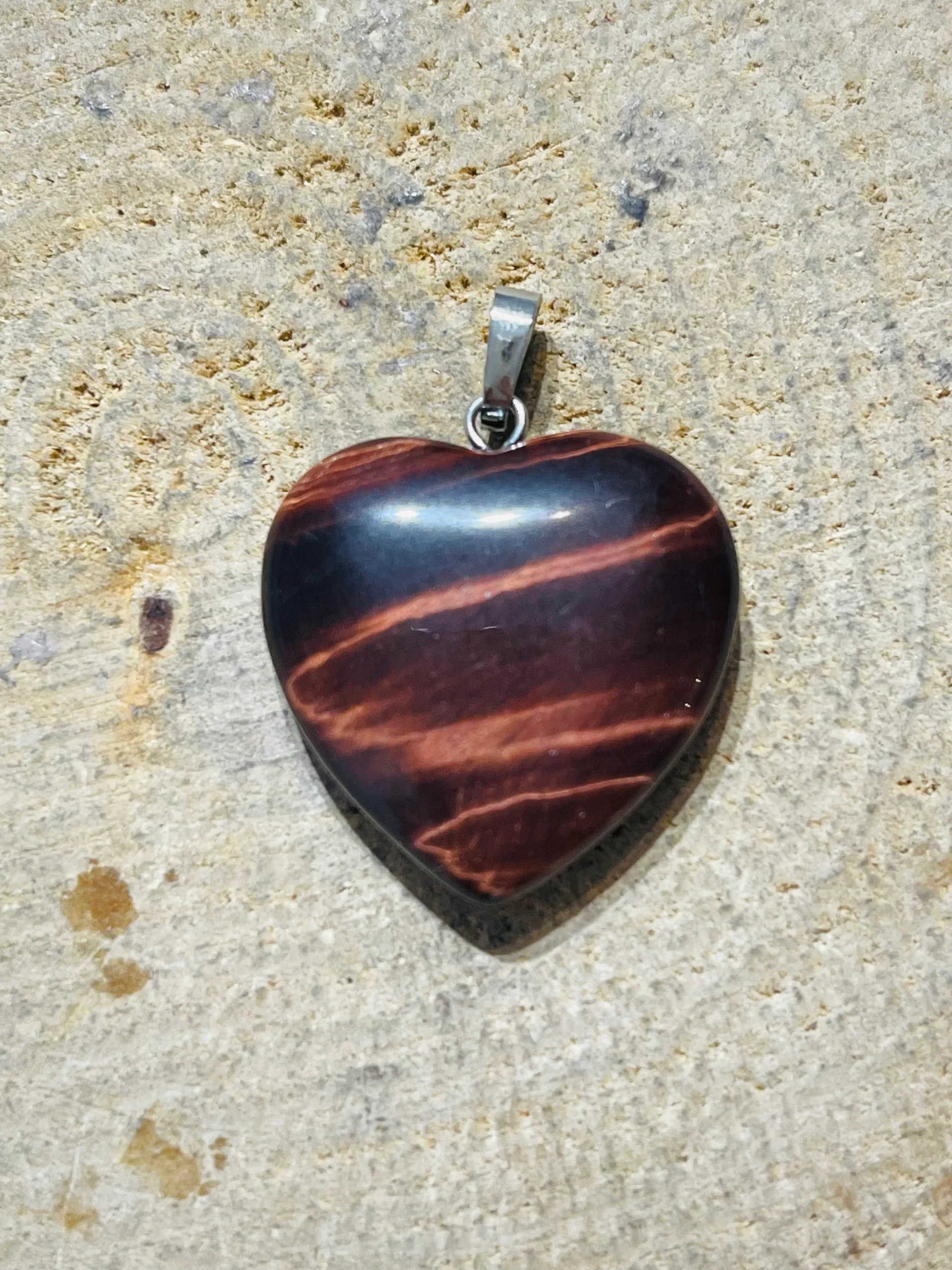 Pendentif en Oeil de Taureau en forme de cœur