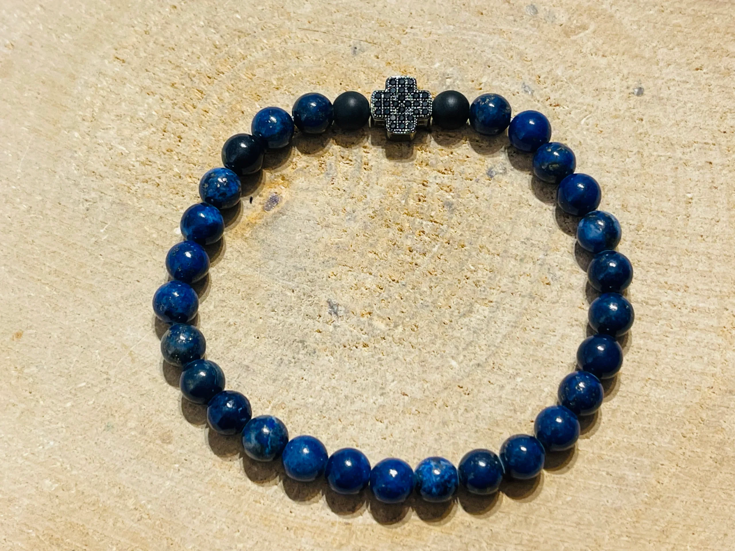 Lot de 5 Bracelets en perles naturelles en Lapis-lazuli, Agates noires et croix en diamants Cz (35)