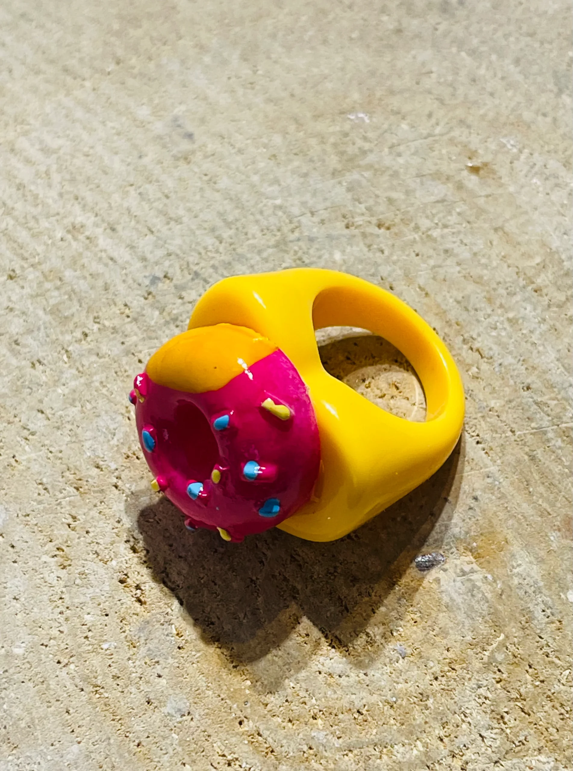 Bague en résine avec donut rose et jaune – Image 3