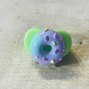Bague verte en résine avec donut violet et rose, taille 54
