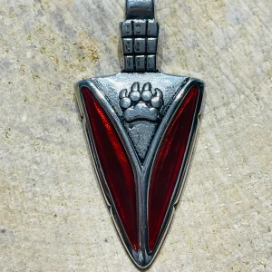 Pendentif représentant une tête de flèche en émail