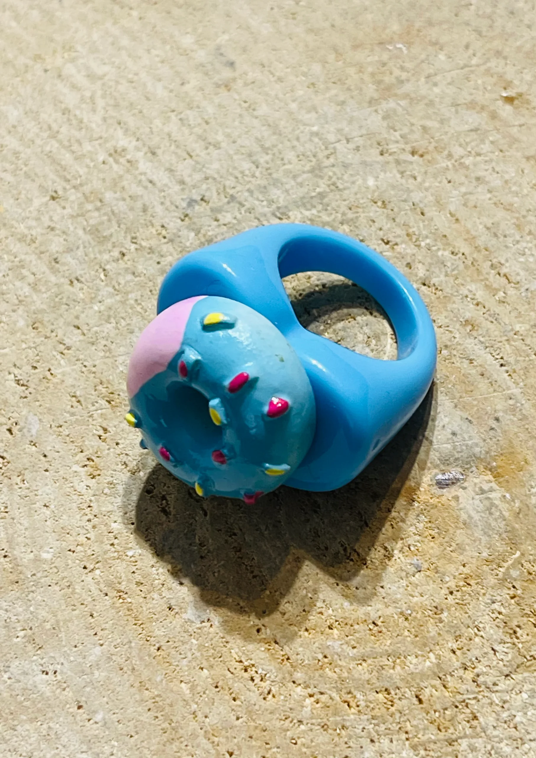 Bague bleue en résine avec donut bleu et rose, taille 54 – Image 3