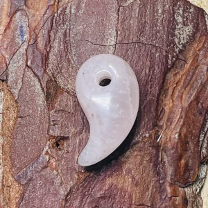 Pendentif en Quartz rose en forme de virgule ou Magatama