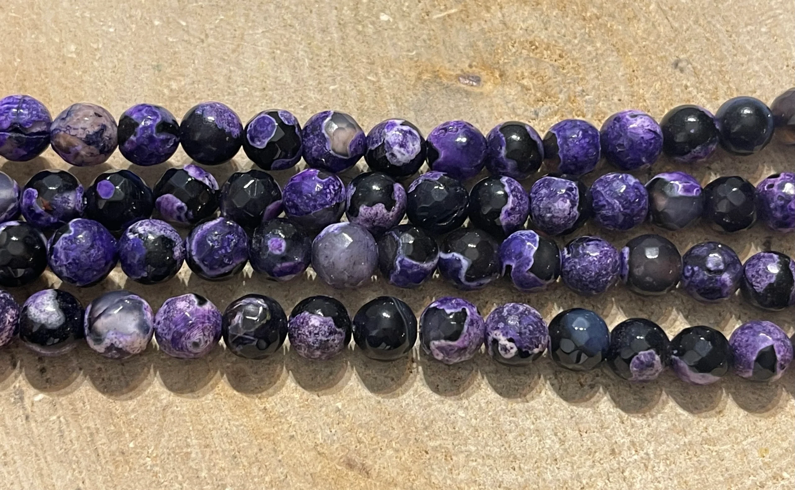 Perles naturelles en Agate violette facettée en 8 mm