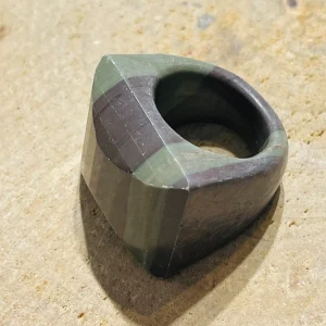 Grosse bague entièrement faite en Jaspe