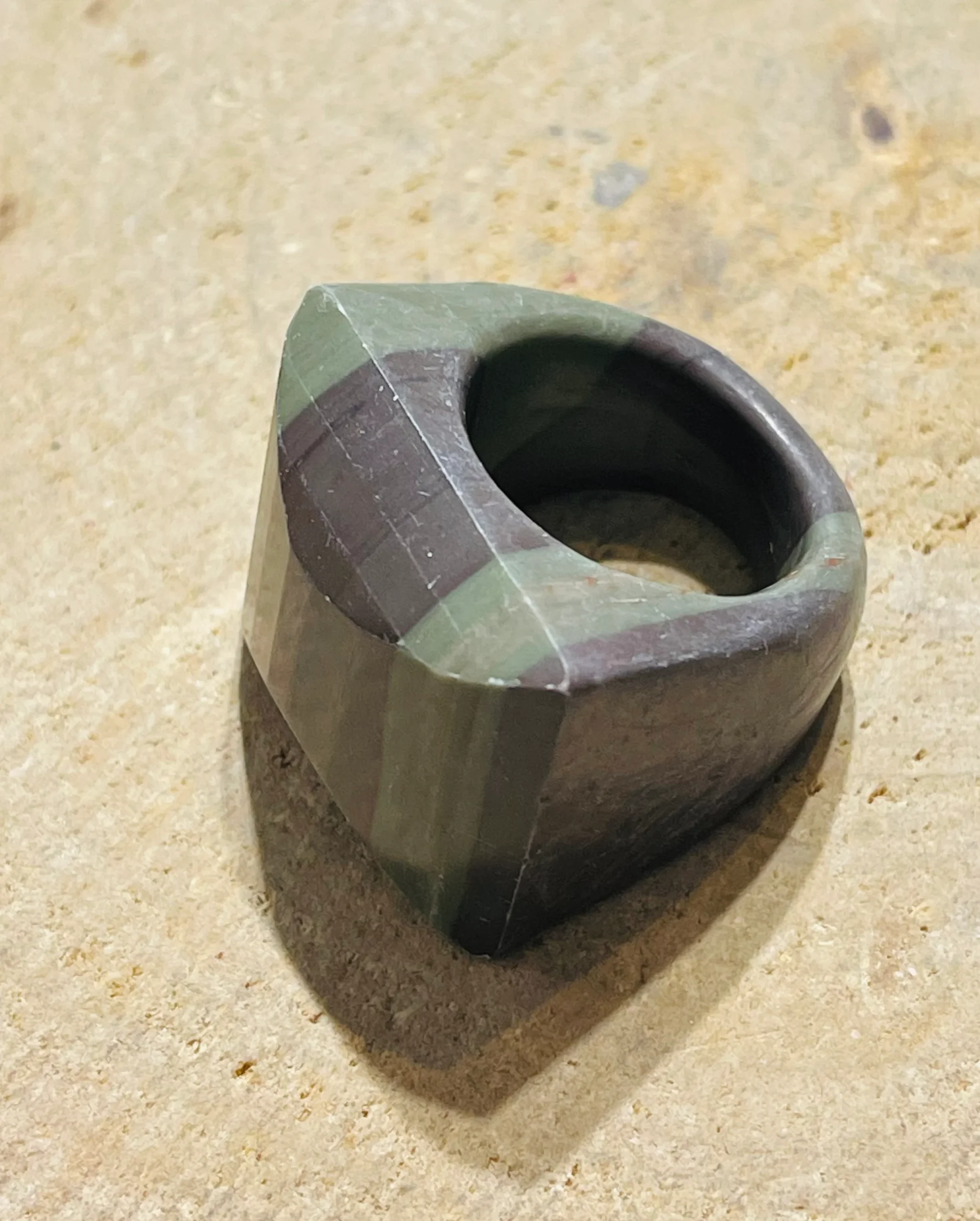 Grosse bague entièrement faite en Jaspe – Image 2