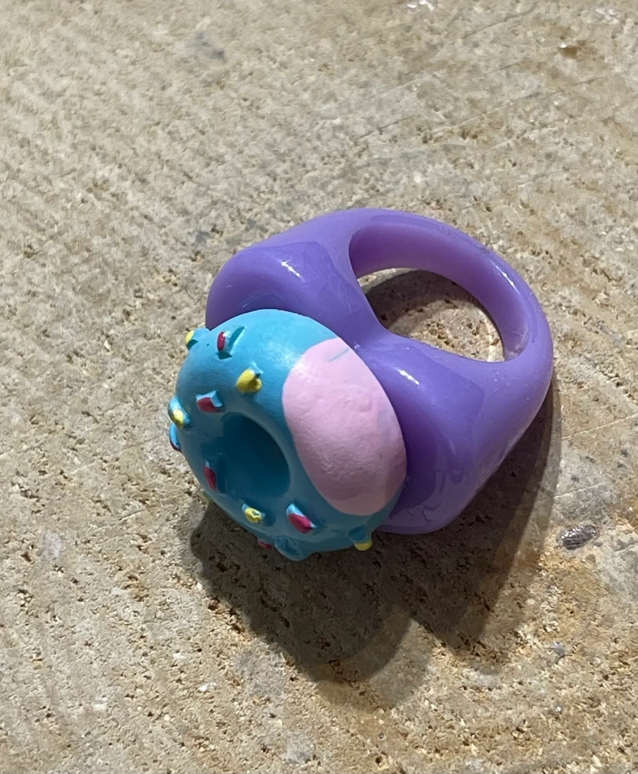 Bague en résine avec donut bleu et rose, taille 54 – Image 3