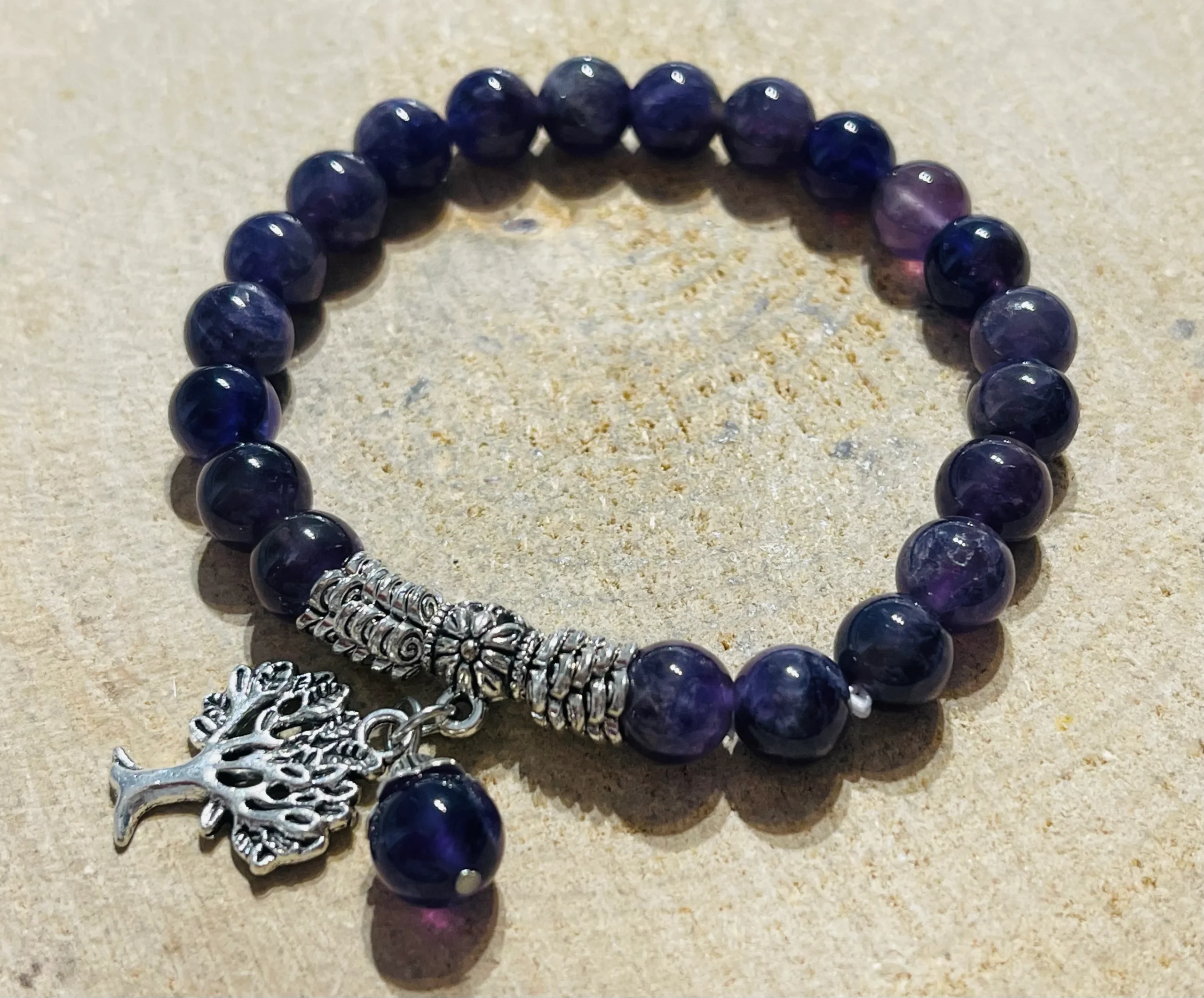 Lot de 5 Bracelets en perles en pierre naturelle Amethyste 8 mm et arbre de vie (78) – Image 3