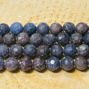 Fil de Perles naturelles en Saphir bleu facetté en 6 mm