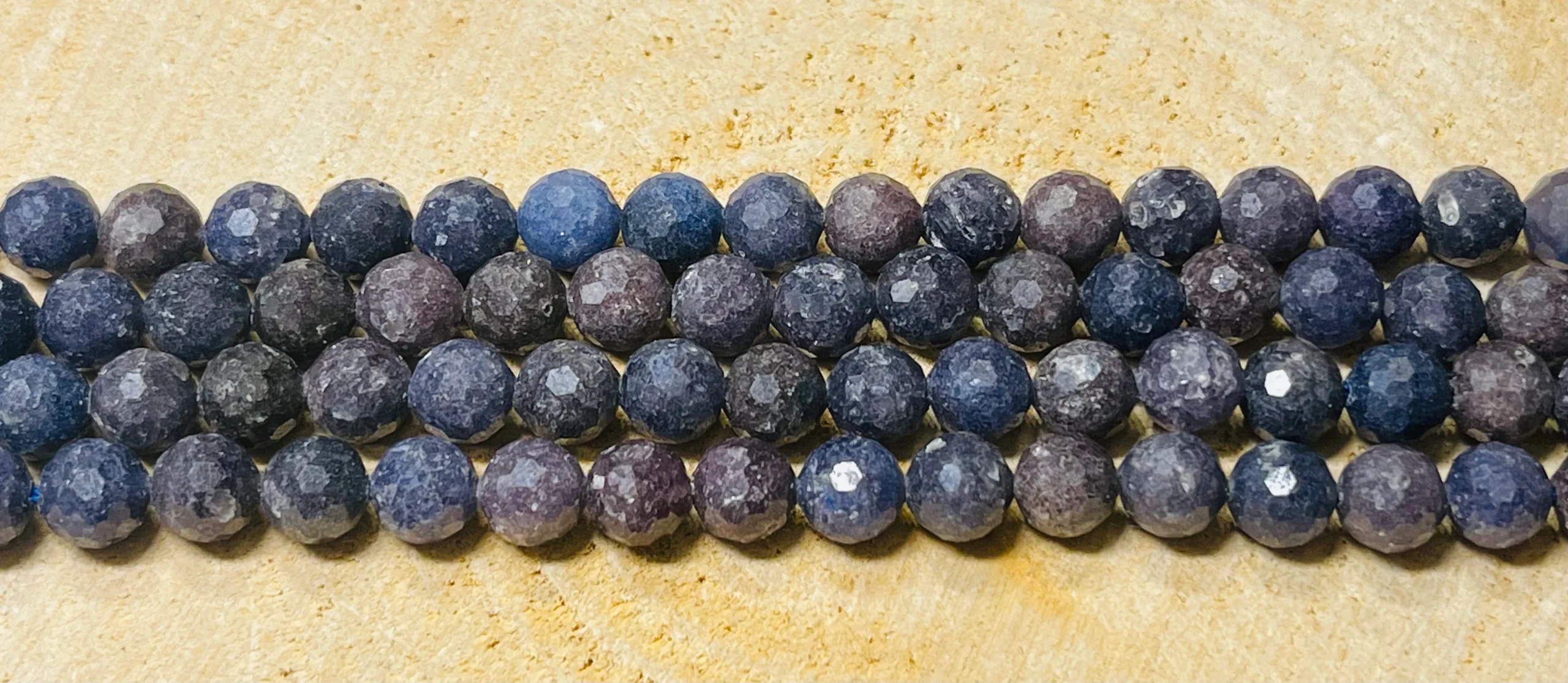 Fil de Perles naturelles en Saphir bleu facetté en 6 mm – Image 2