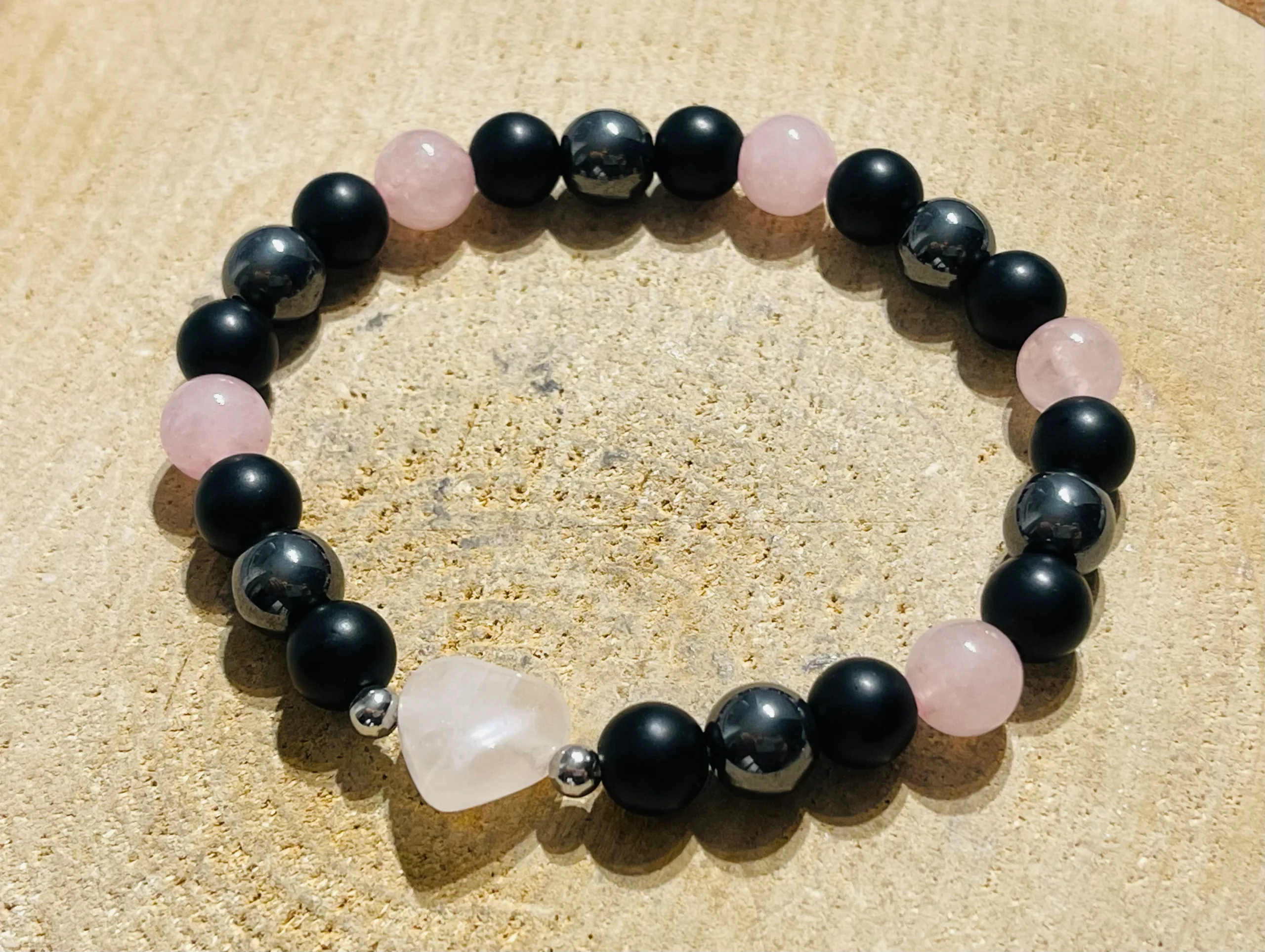 Lot de 5 bracelets en perles naturelles quartz rose 8 mm et cœur (71) – Image 3