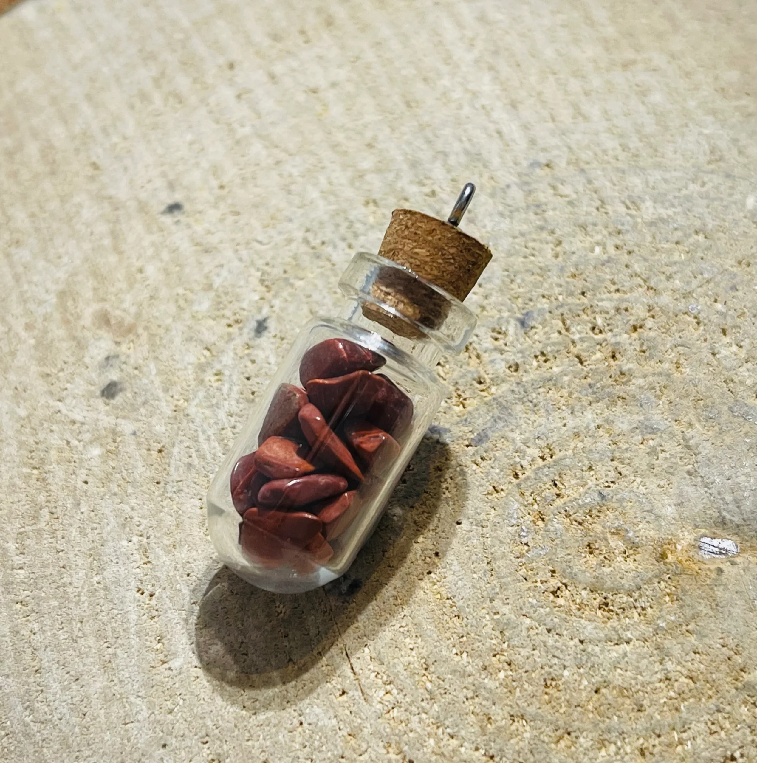 Fiole remplie de pépites en pierre naturelle Jaspe rouge – Image 3
