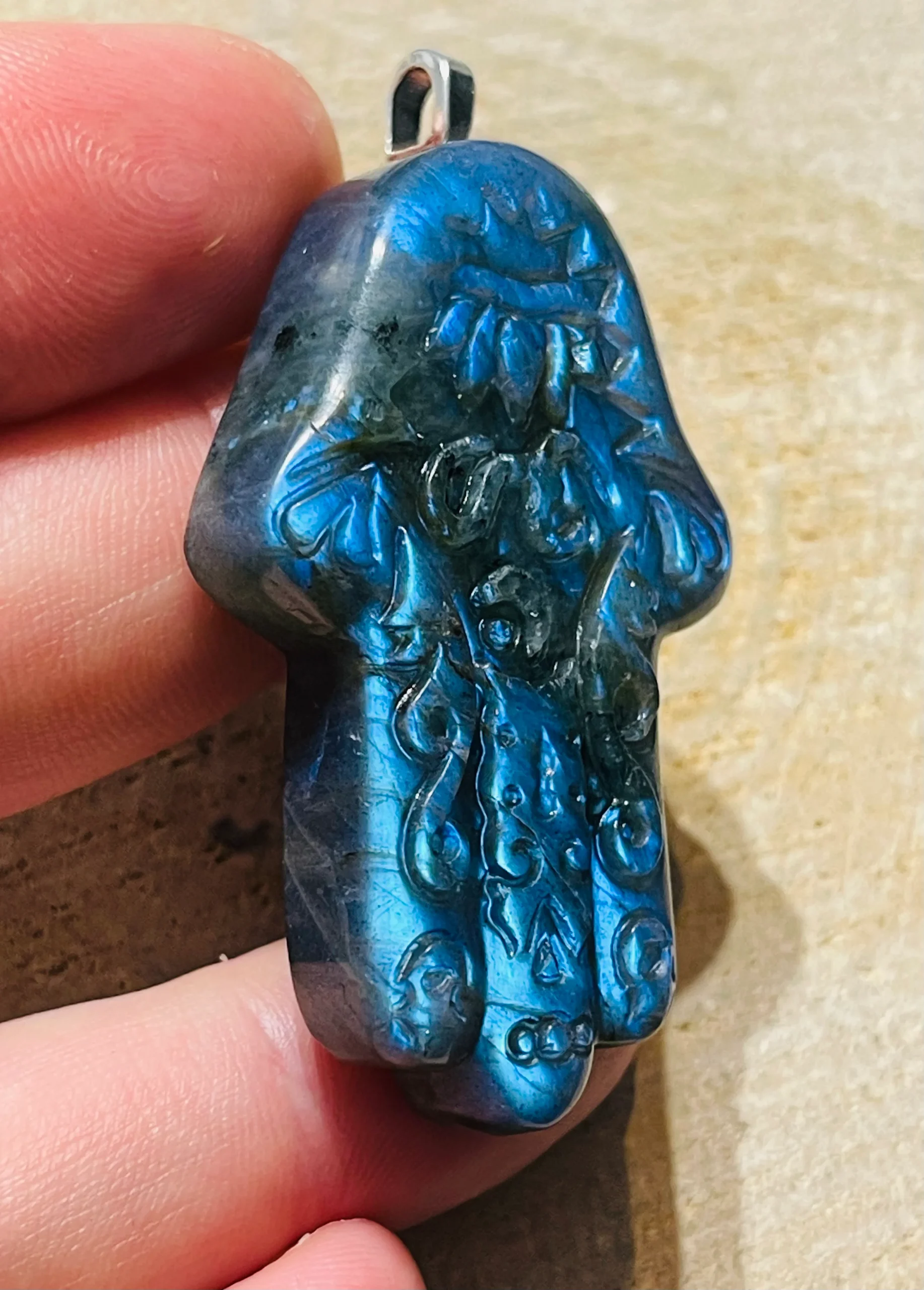 Pendentif en Labradorite en forme de Main OM lotus – Image 4