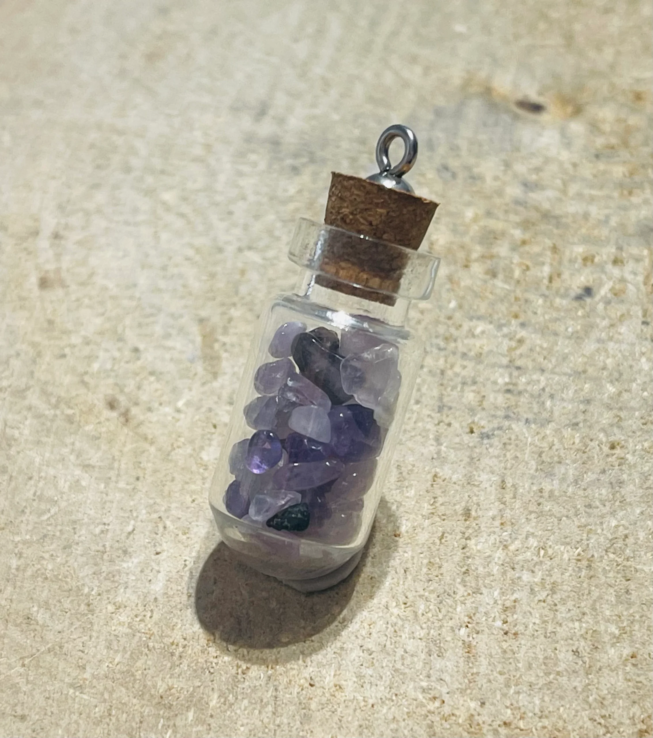 Fiole remplie de pépites en pierre naturelle Améthyste – Image 3