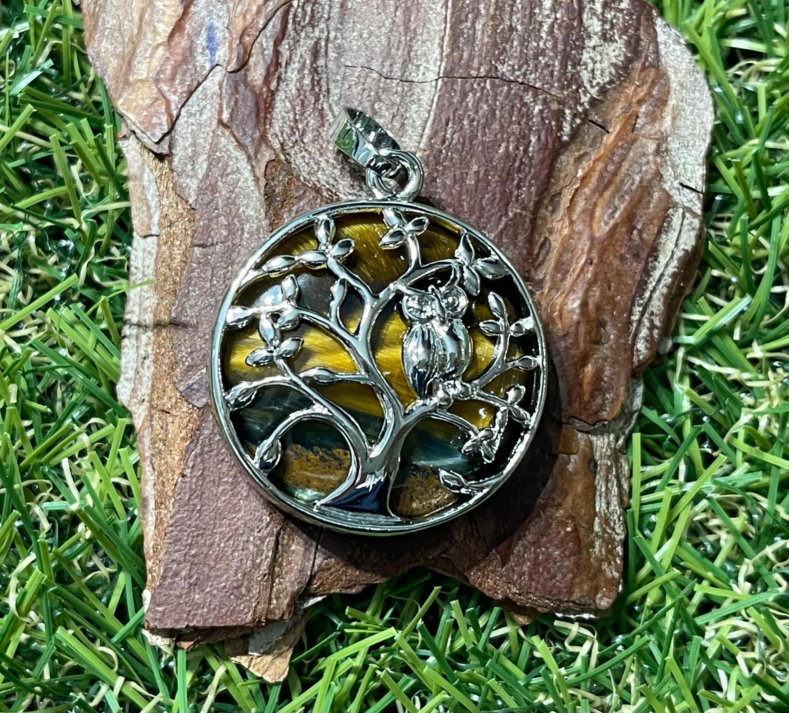 Pendentif en Oeil de tigre avec arbre et hibou