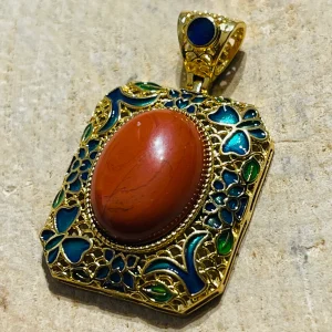 Pendentif en jaspe rouge et en émaux