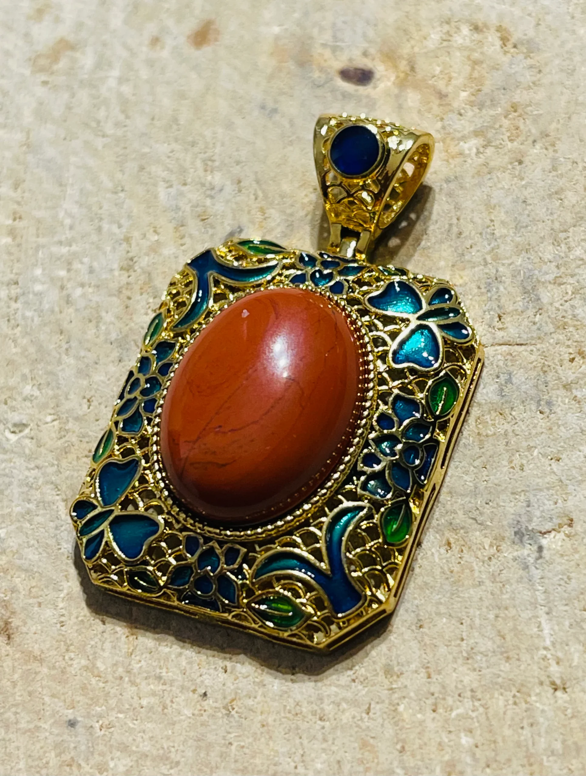 Pendentif en jaspe rouge et en émaux