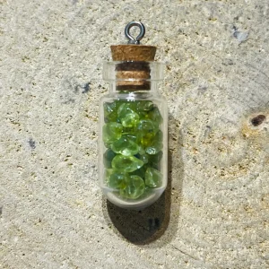 Fiole remplie de pépites en pierre naturelle Péridot