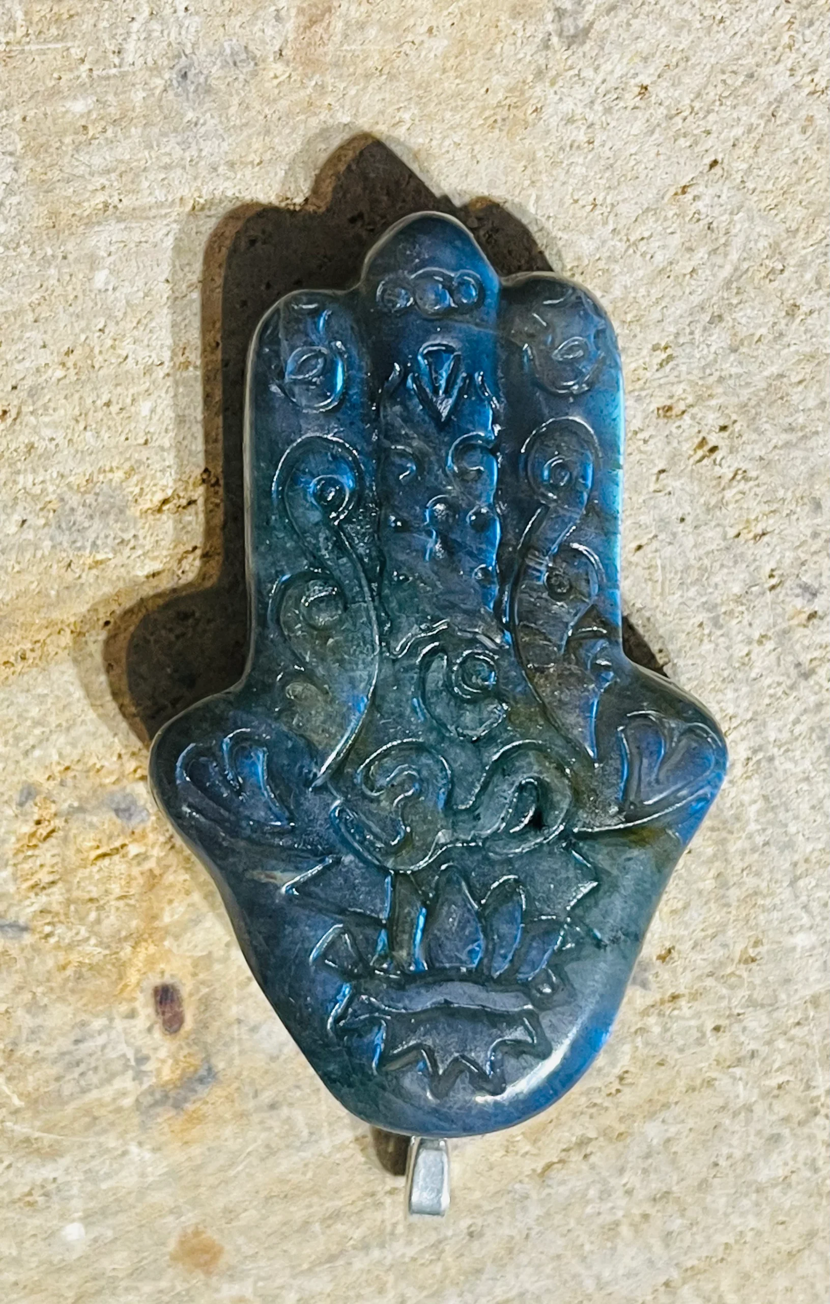 Pendentif en Labradorite en forme de Main OM lotus – Image 6