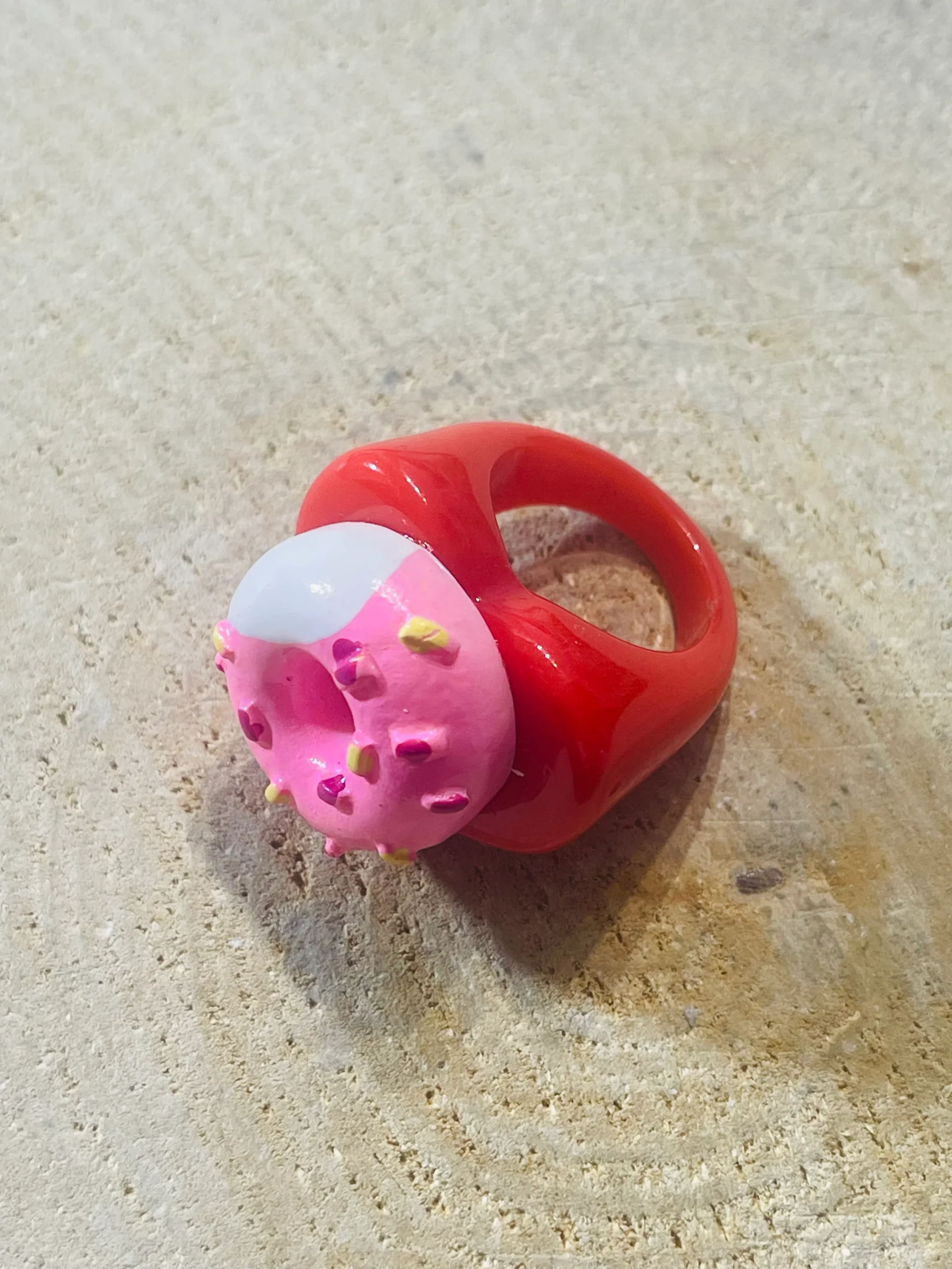 Bague en résine avec donut rose et blanc – Image 3