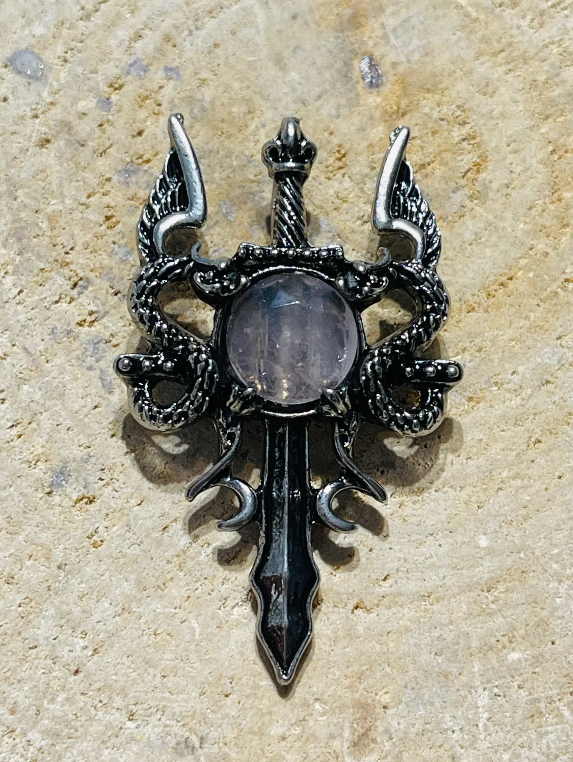 Pendentif épée dragons serti d'un quartz rose – Image 2