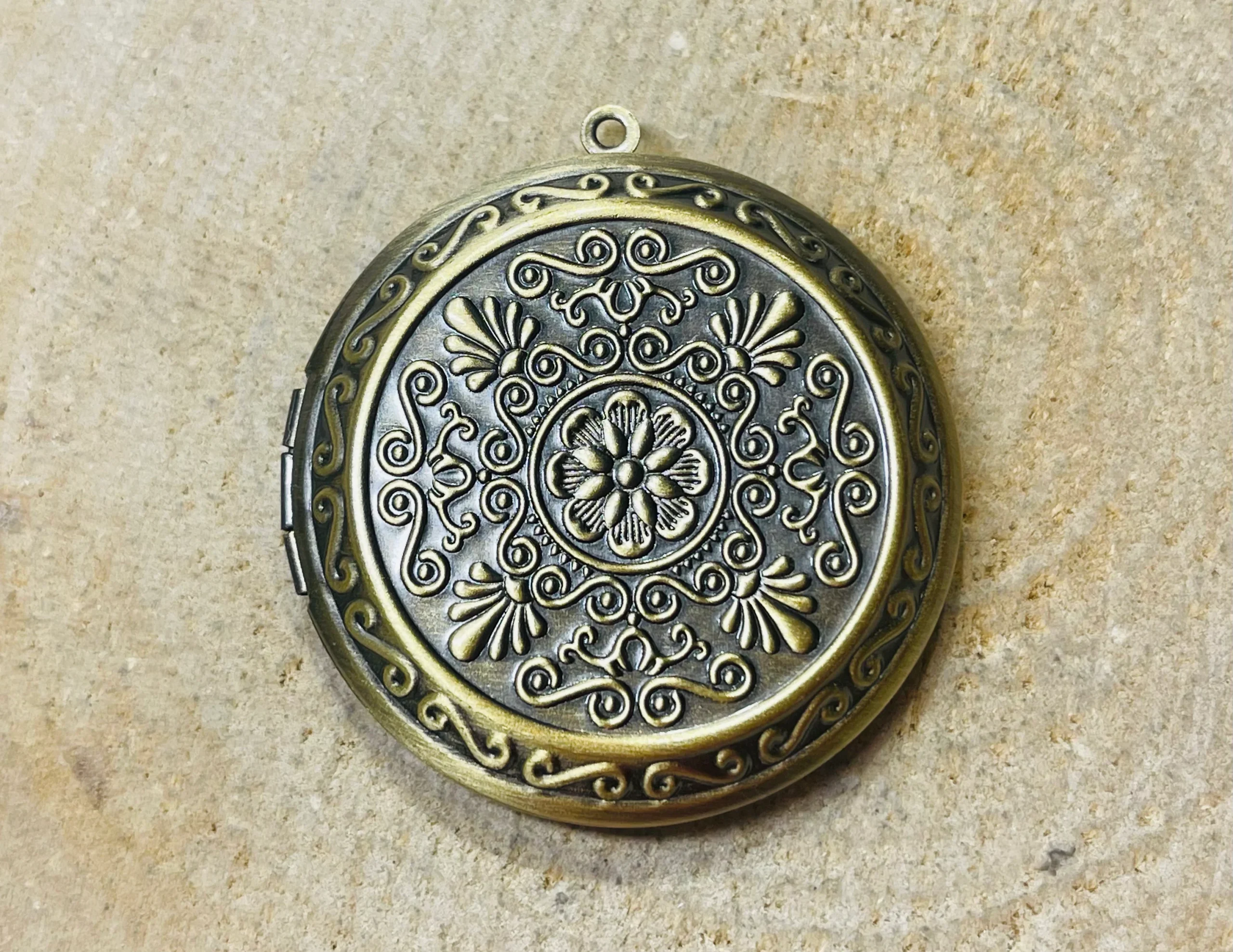 Pendentif Porte Photo Vintage avec décors de fleurs – Image 2