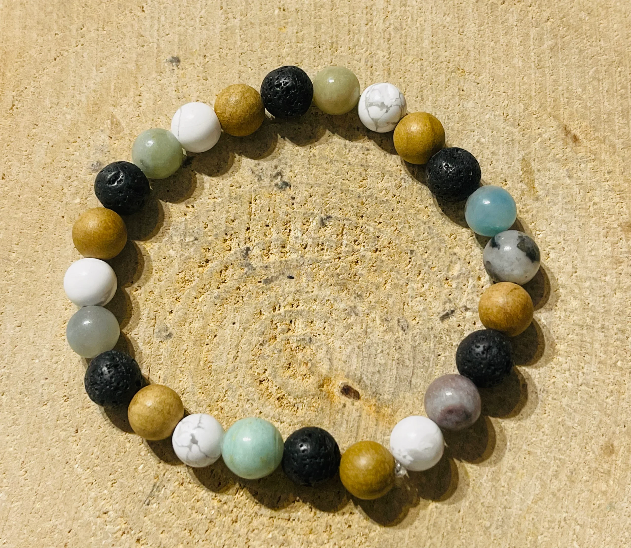 Lot de 5 Bracelets en perles en pierre naturelle Howlite, Multi Amazonite, Pierre de lave et bois de Santal 8 mm (81) – Image 3