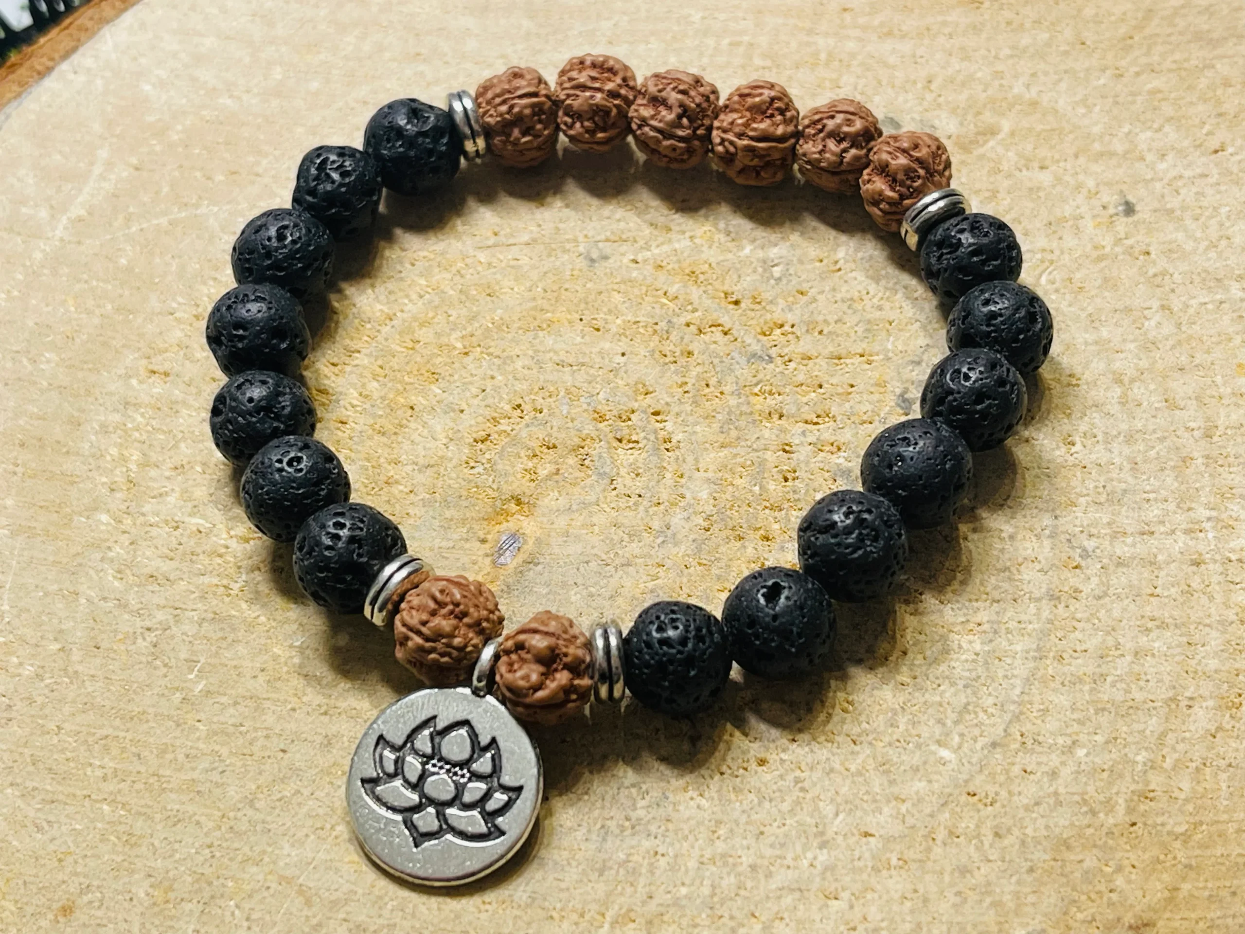 Lot de 5 Bracelets en perles naturelles en Pierre de lave et Graines de Rudraksha en 8 mm (53) – Image 3