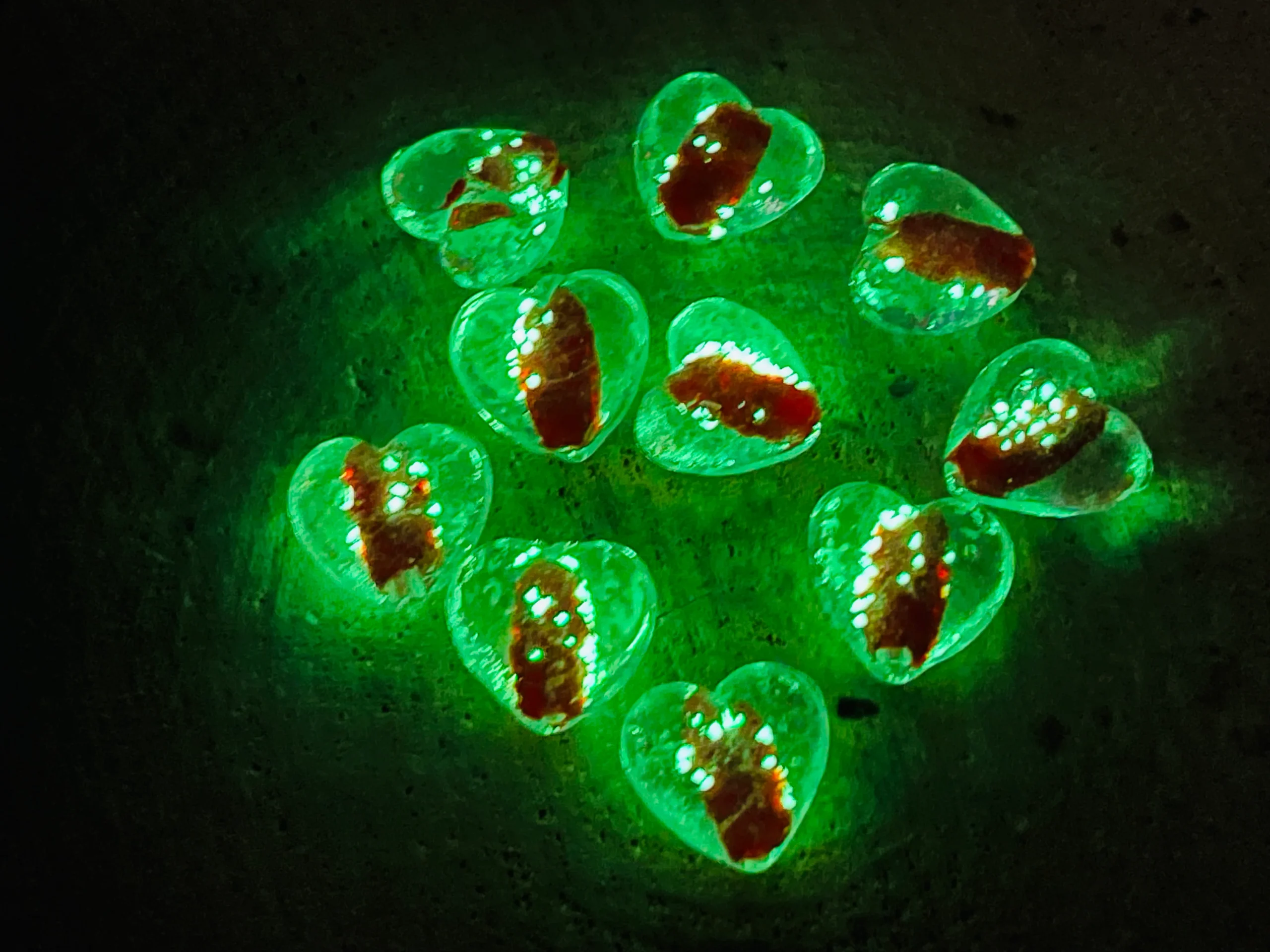 Lot de Perles Lumineuses en verre rouges en forme de coeur pour bracelet – Image 3