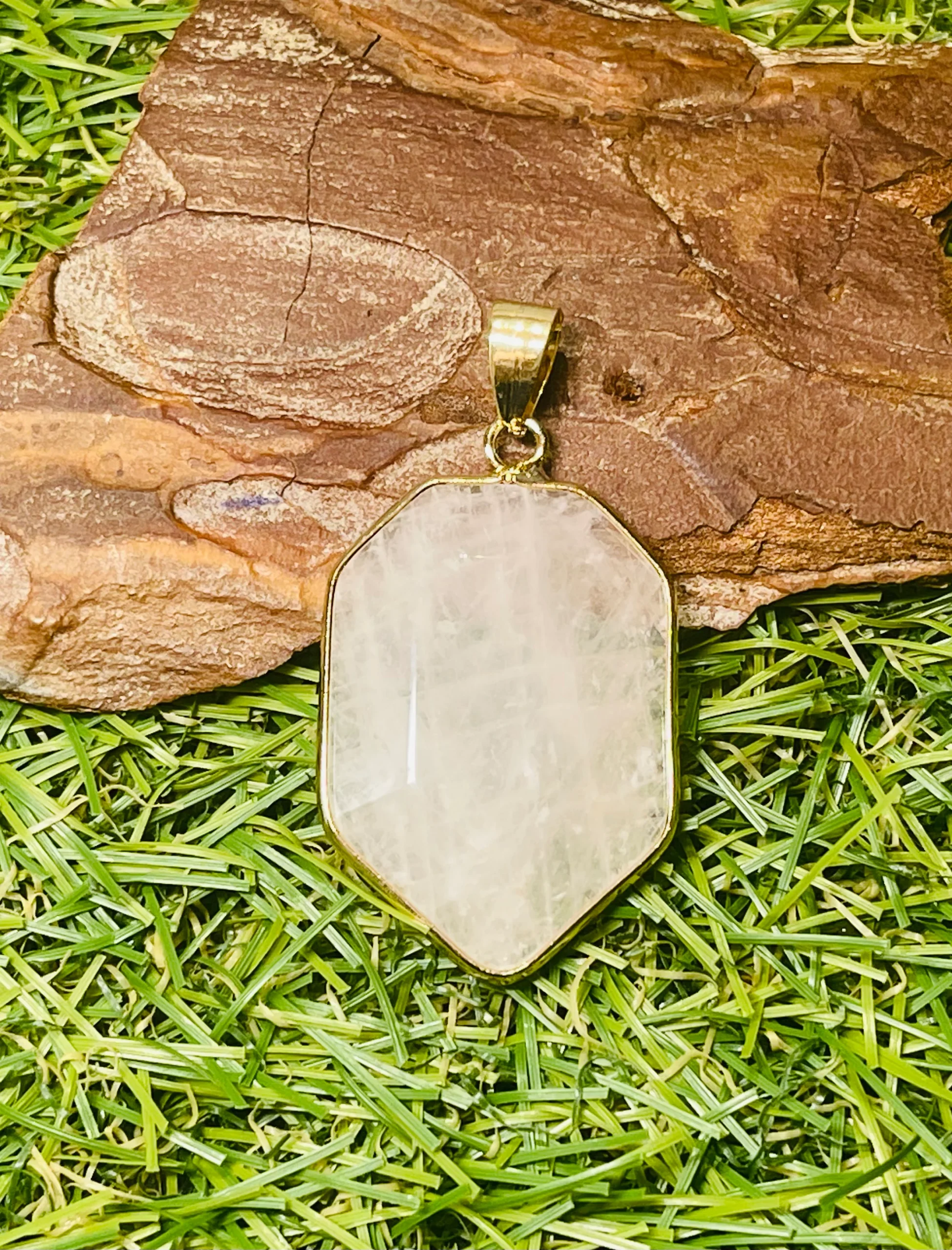 Pendentif en Quartz rose facetté de forme bouclier – Image 2