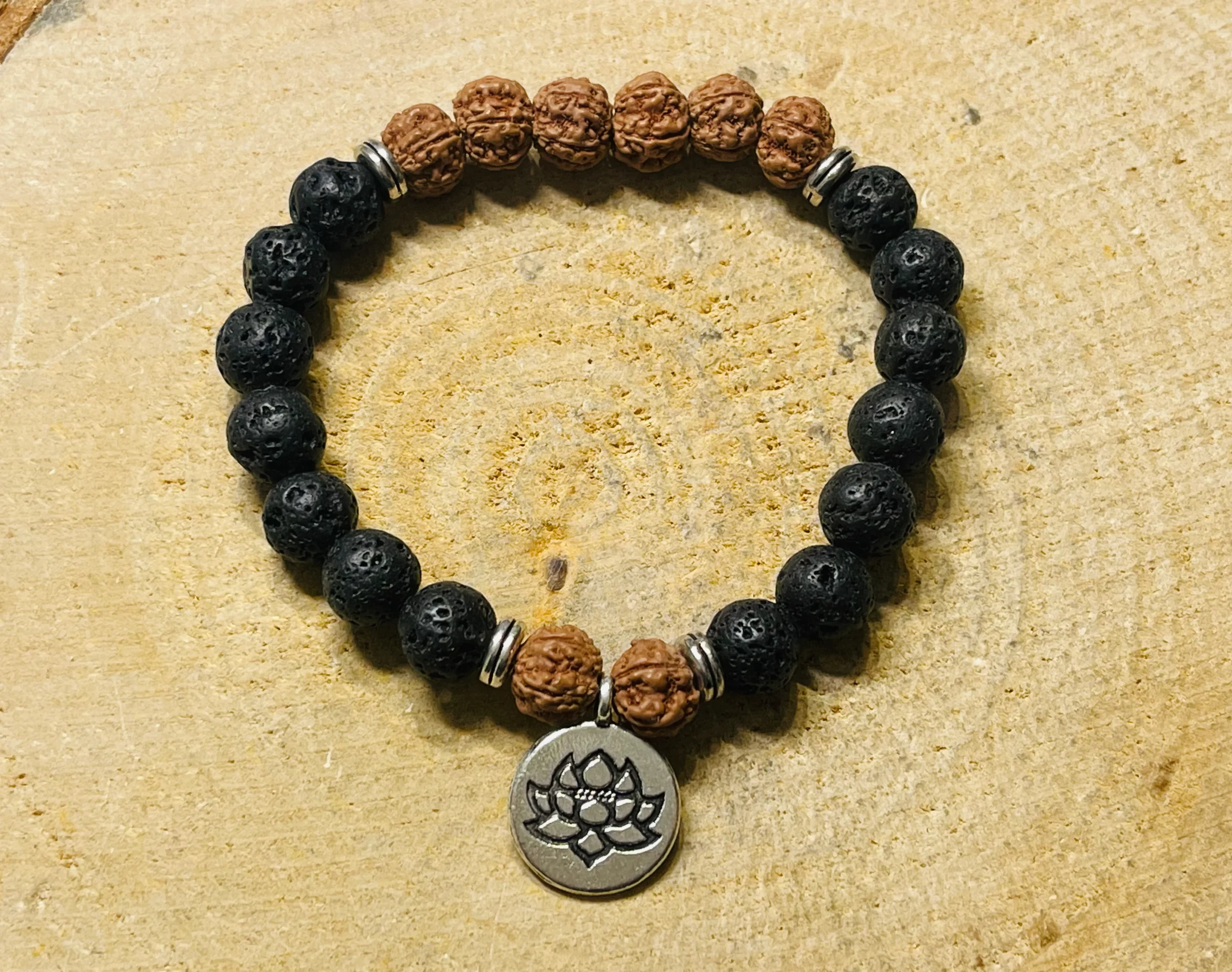 Lot de 5 Bracelets en perles naturelles en Pierre de lave et Graines de Rudraksha en 8 mm (53) – Image 2