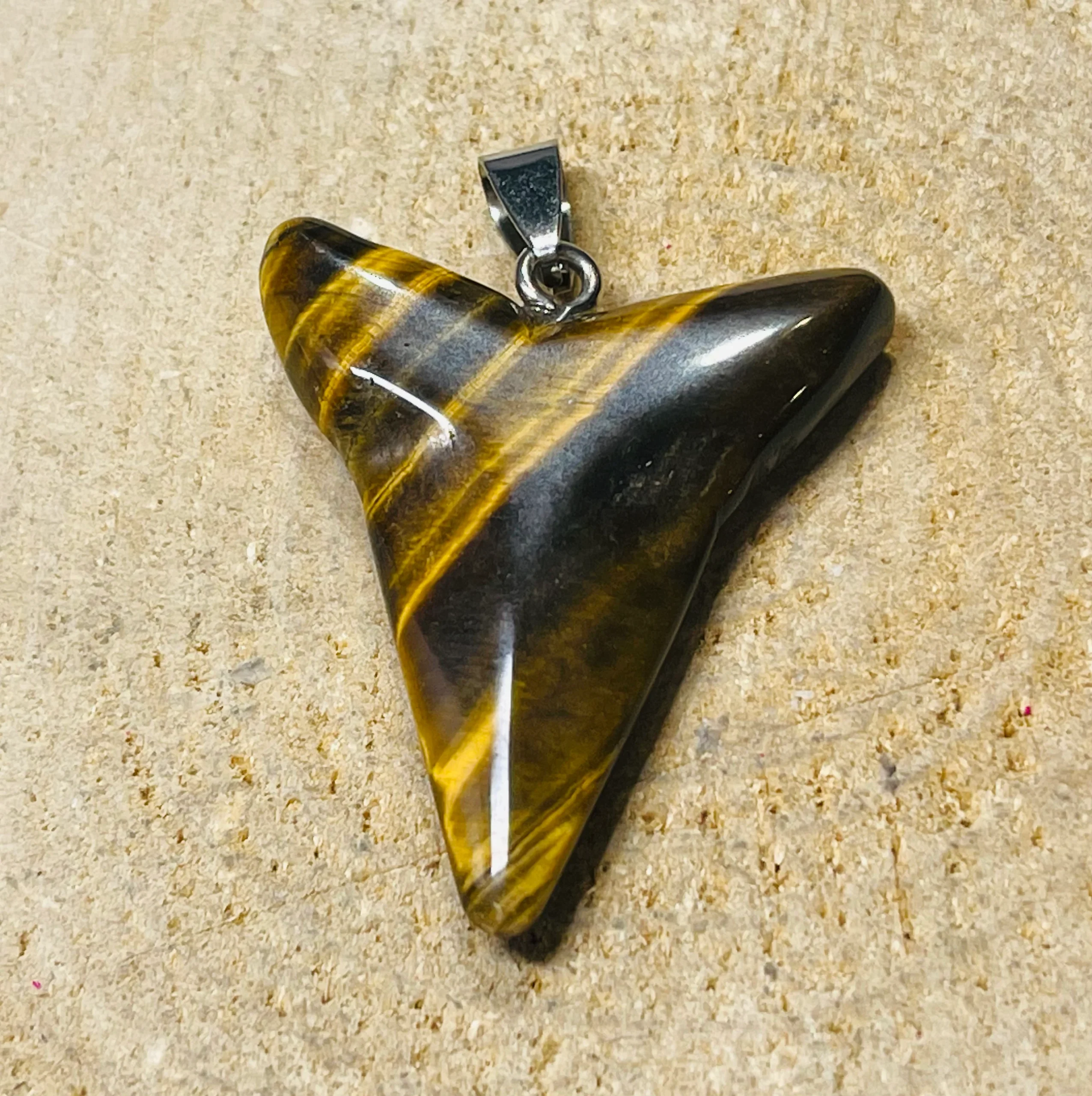 Pendentif en Oeil de tigre en forme de dent de requin / dinosaure