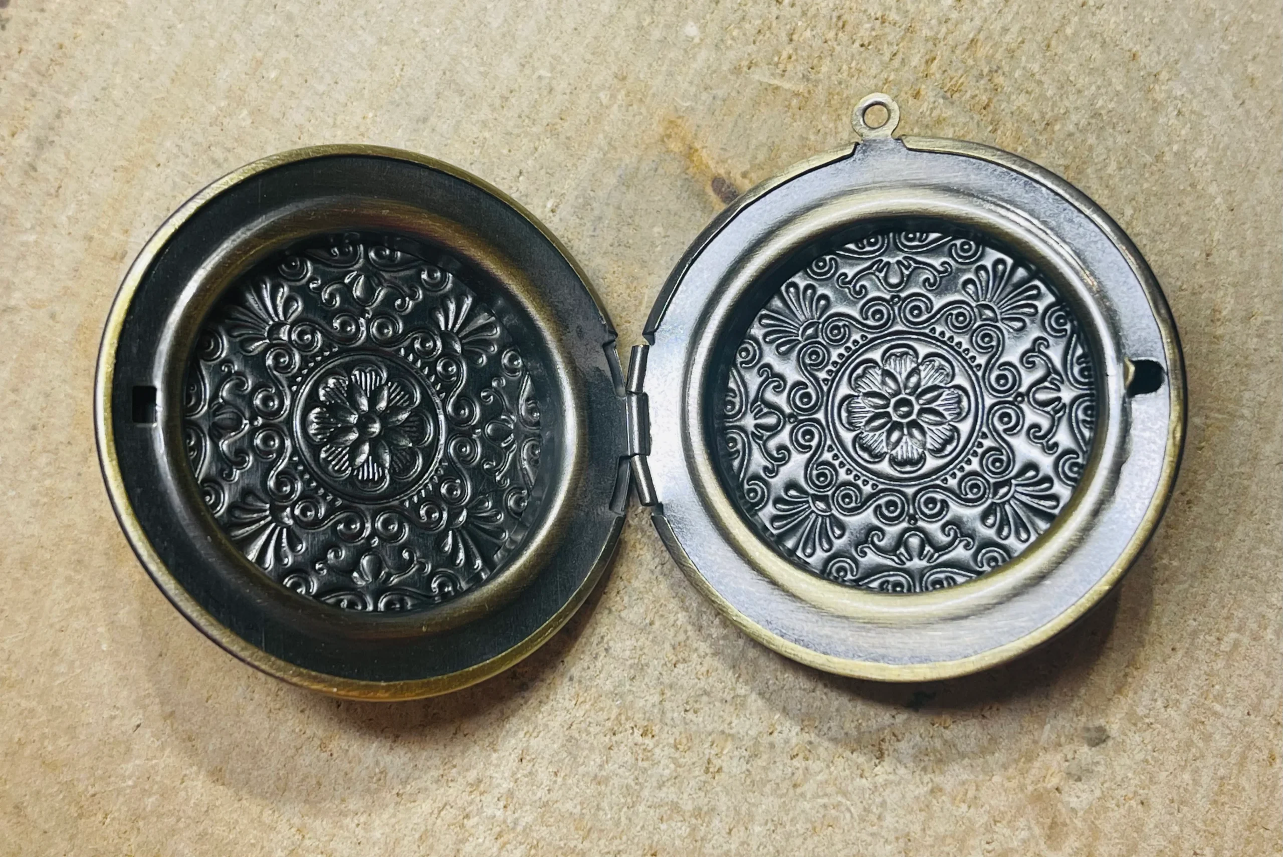 Pendentif Porte Photo Vintage avec décors de fleurs – Image 3