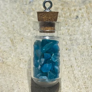 Fiole remplie de pépites en pierre naturelle Apatite