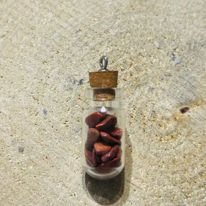 Fiole remplie de pépites en pierre naturelle Jaspe rouge