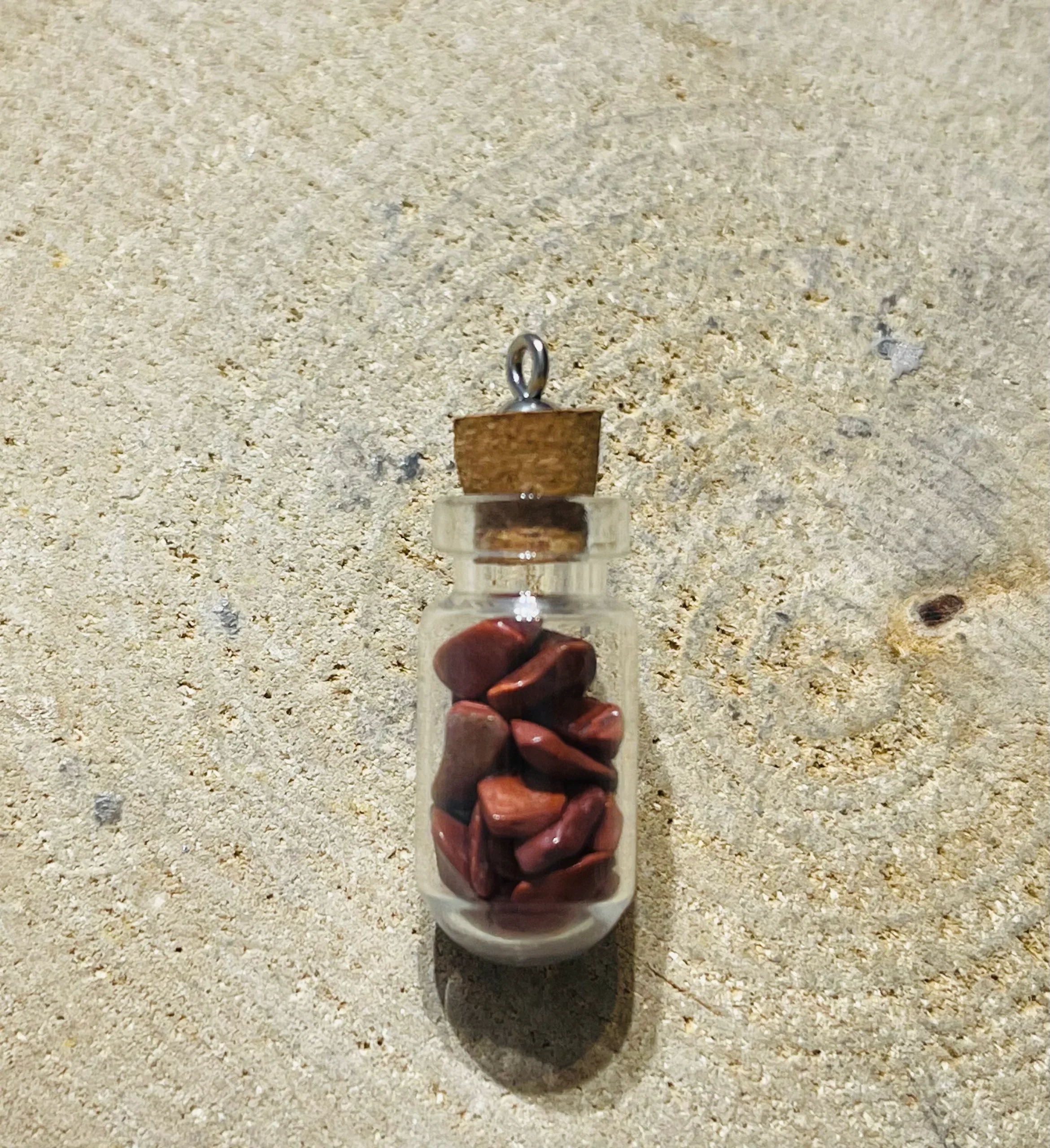 Fiole remplie de pépites en pierre naturelle Jaspe rouge