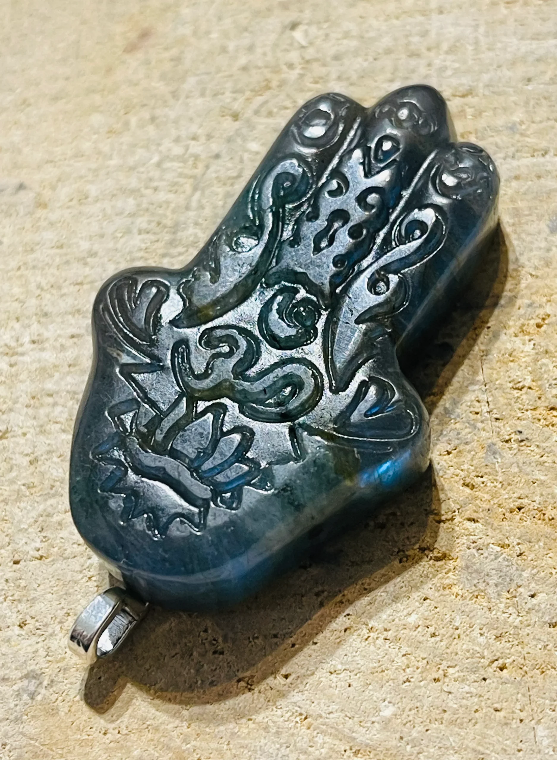 Pendentif en Labradorite en forme de Main OM lotus – Image 2