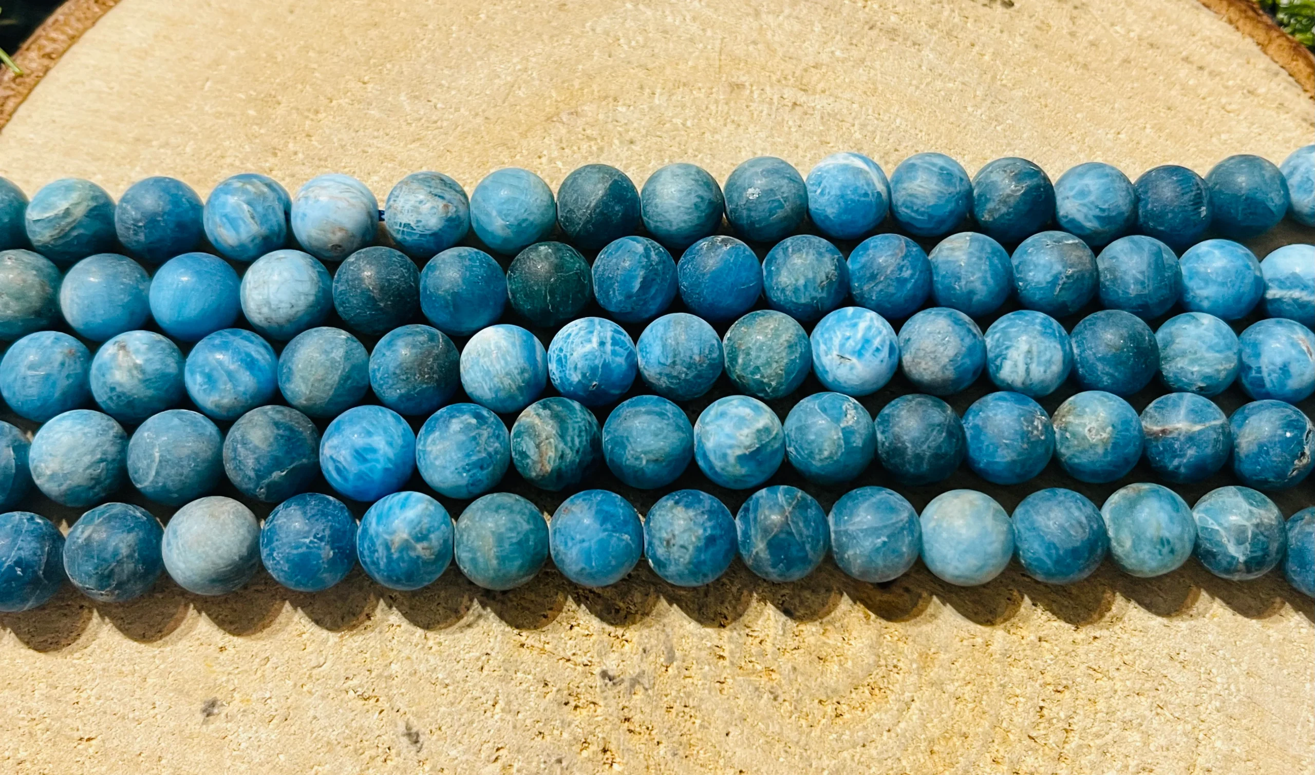 Perles naturelles en Apatite bleue mate en 8 mm